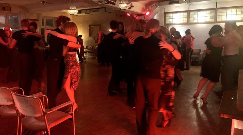 Tanzschule „Nou Tango Berlin“ in der Chausseestraße. – Bild: rbb/​Karoline Kleinert /​ rbb Presse & Information