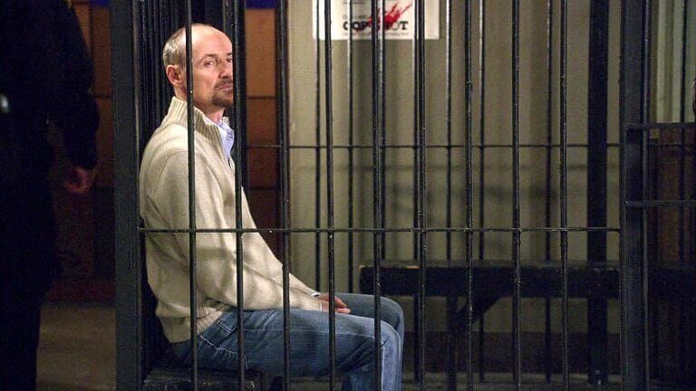 Jordan Hayes (Colm Feore) ist Milliardär und gilt als mutmaßlicher Vergewaltiger. Oder spielen seine vermeintlichen Opfer nur ein böses Spiel mit ihm? – Bild: VOX