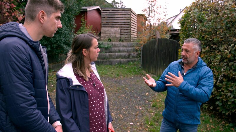 Hundecoach Andreas Ohligschläger (r) mit den Hundehaltern Vanessa und Sebastian. – Bild: WDR/​Fernsehkraft UG