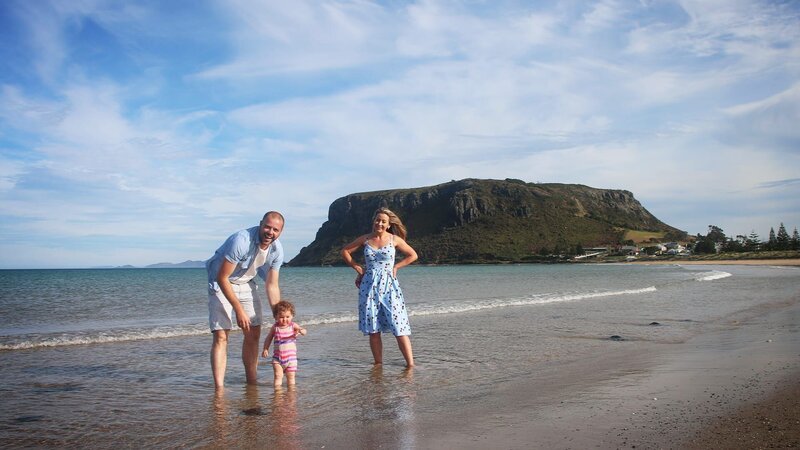 Jetzt, da Neil und Claire ein Baby haben, sehnen sie sich nach einem einfacheren Lebensstil. Als Neil ein Jobangebot erhält, ziehen sie quer durch Australien in die abgelegene nordwestliche Ecke von Tasmanien. Claire ist besorgt über den Mangel an sozialen Kontakten und drängt darauf, in der Nähe der Stadt zu leben – Neil hat sein Herz an eine ländlichere Umgebung mit toller Aussicht verloren. – Bild: HGTV