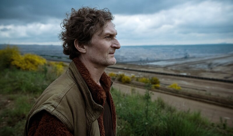 Konrad Baumann (Jörn Hentschel) steht an der Abbruchkante. – Bild: WDR/​Bavaria Fiction GmbH/​Martin Valentin Menke