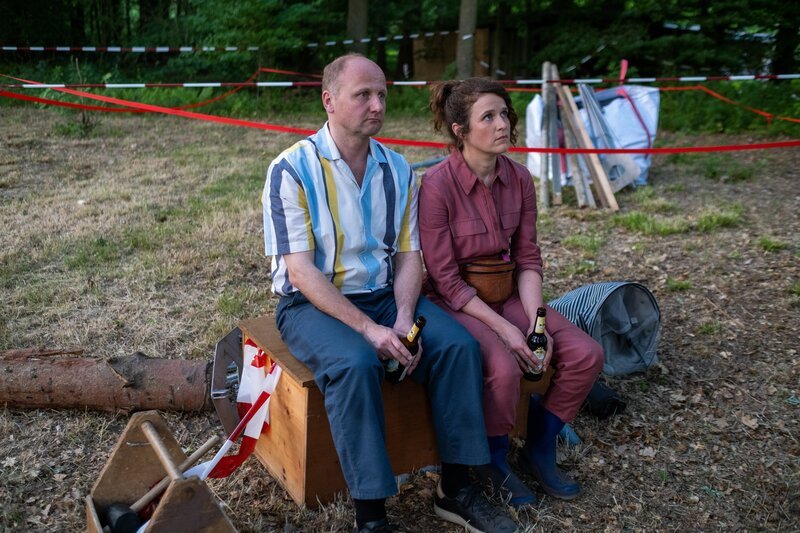 Dieter (Christian Hockenbrink) und Jantje (Karla Nina Diedrich) geben sich einen Moment der Unwillkürlichkeit des Lebens hin. – Bild: ZDF und Manju Sawhney