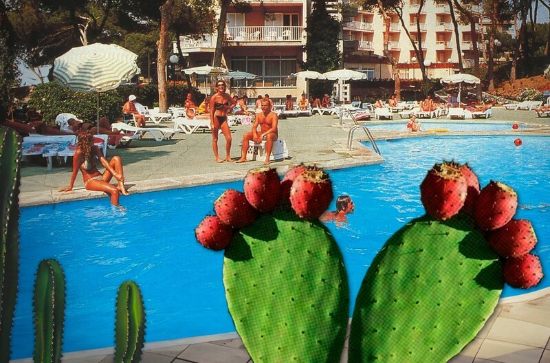 Im Hotel treffen ost- und westdeutsche Urlauber aufeinander. – Bild: MDR/​Betina Kuntzsch