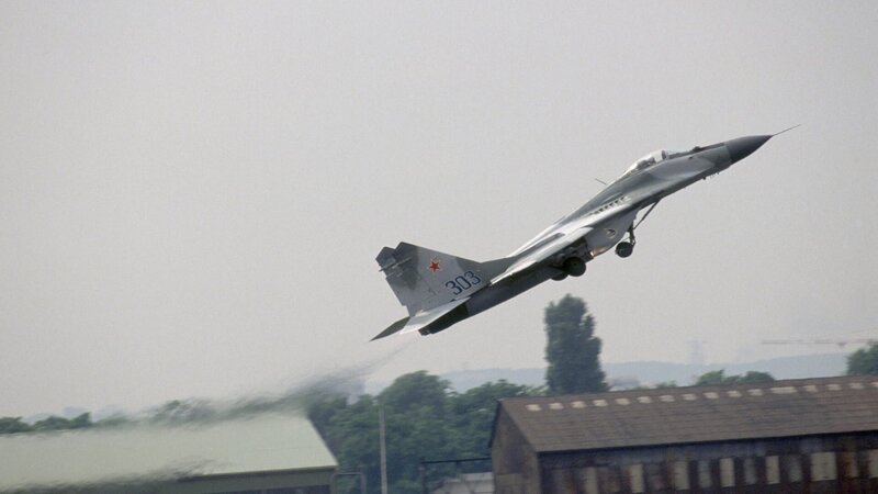 A Russian MiG-29 aircraft takes off shortly before crashing at the 1989 Paris Air Show. Though the aircraft is destroyed, the pilot is only slightly injured. The air show is an international exhibition of military aircraft taking place at Le Bourget Airport near Paris. (Photo by Alain Nogues/​Sygma/​Sygma via Getty Images) – Bild: This content is subject to copyright.