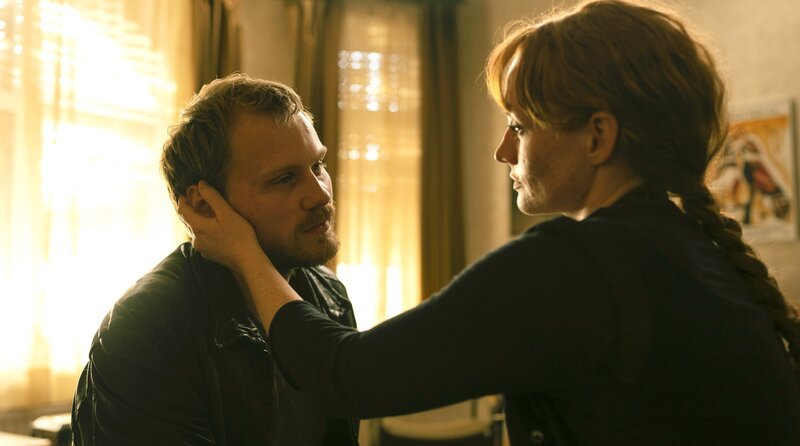 Iven (Anton Spieker, li.) fühlt sich zu seiner Jugendliebe Ann-Grethe (Janina Stopper) hingezogen. – Bild: ARD Degeto/​Nordfilm GmbH/​Christi