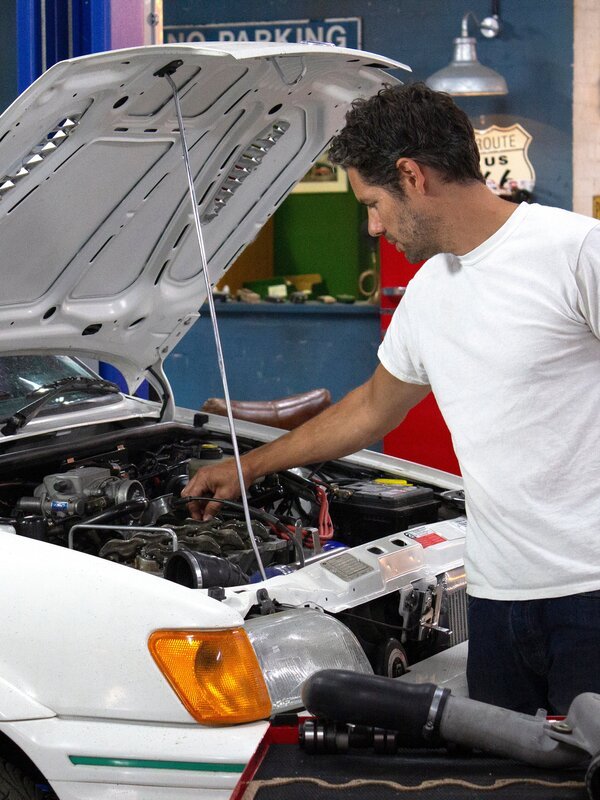 Elvis in workshop looking at mk3 engine. – Bild: Discovery Channel /​ Betty TV Limited /​ Discovery, Inc. All Rights Reserved