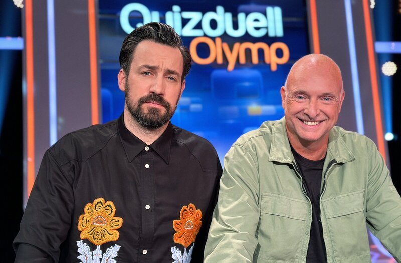 Team „FRECH&FROH“: Jan Köppen (l.) und Frank Buschmann (r.) – Bild: ARD/​ITV Studios