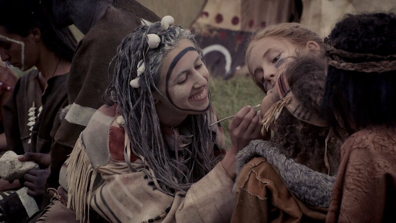 Frauen (Simone Singh Sondi) helfen den Kleinen, sich zu schminken – als Schutz gegen die Sonne. – Bild: ZDF und epo-film/​Hans Selikovsky