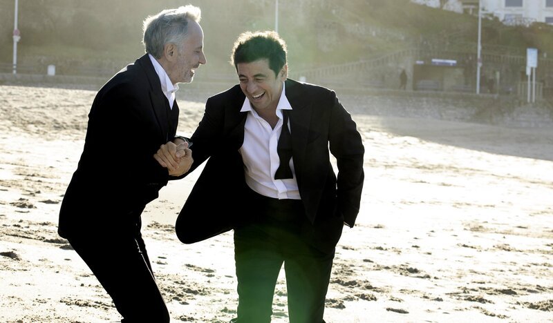 L-R: Fabrice Luchini als Arthur Dreyfus, Patrick Bruel als César Montesiho – Bild: PLURIMEDIA (Pathé Distribution /​ Chapter 2 /​ Fargo Films /​ M6 Films /​ Pathé)