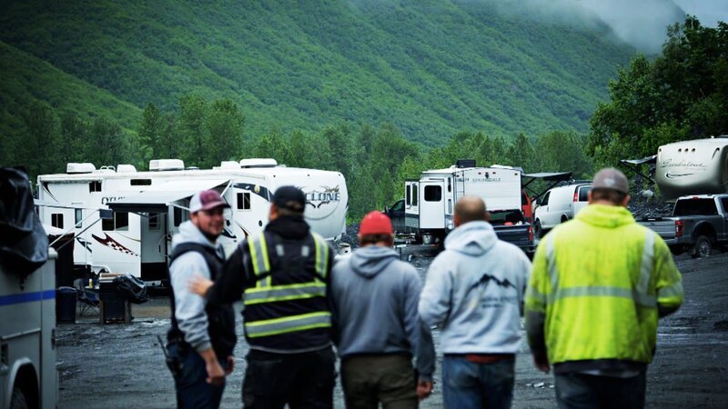 The gold miners at the Glacier Creek. – Bild: Warner Bros. Discovery