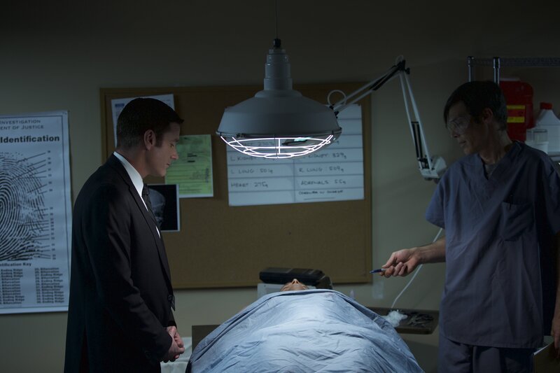 Auf der Suche nach dem Mörder: Lieutenant Joe Kenda (l., Carl Marino) begutachtet gemeinsam mit einem Forensiker eine Leiche. – Bild: Jupiter Entertainment