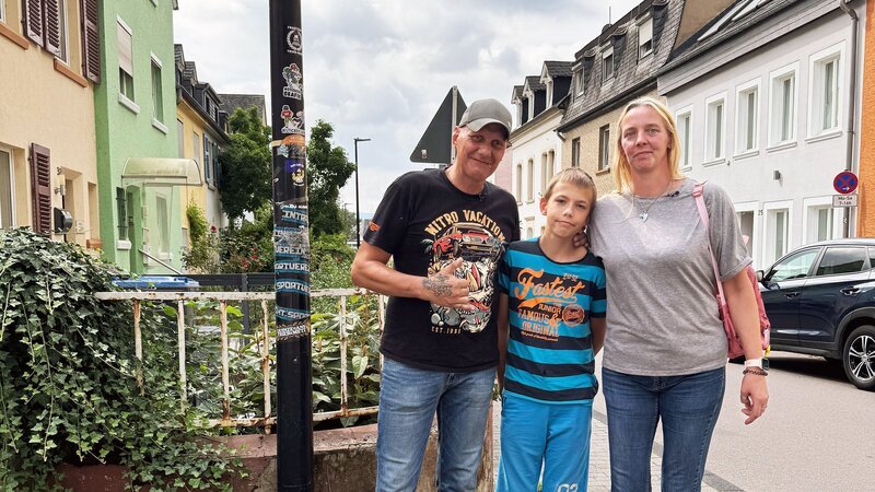 Elvis, Katrin und Sohn Dennis reisen nach Trier in die Magnerichstraße. – Bild: RTLZWEI