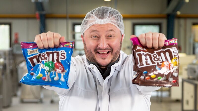 Mars produziert die wohl bekanntesten Schokolinsen der Welt. Aber wie werden m&m’s eigentlich hergestellt? Produktentwickler Sebastian Lege findet es heraus. – Bild: ZDF und Taner Karaarslan