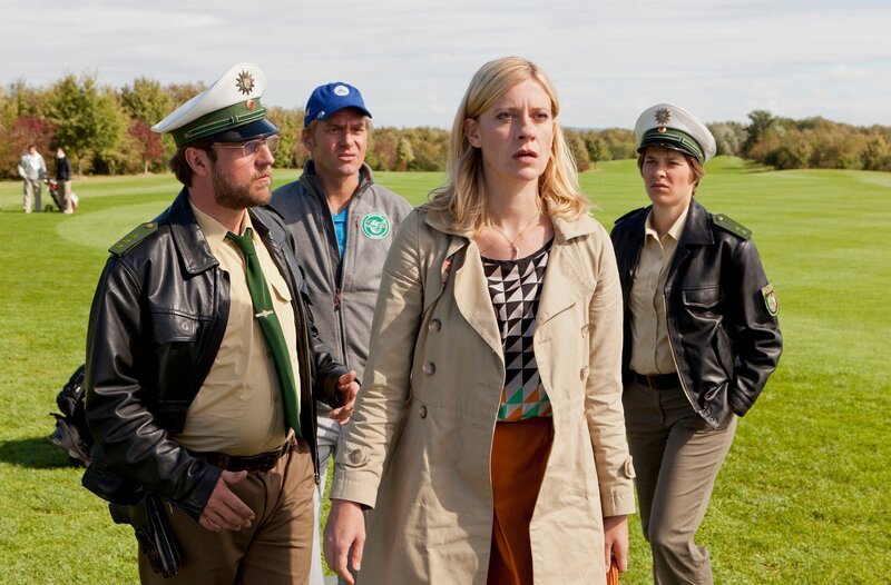 Mord auf dem Golfplatz: Sophie Haas (Caroline Peters, 2.v.r.) könnte vor Scham im Boden versinken: bald wissen alle, dass sie mit dem gelinde gesagt polygam lebenden Mordopfer Gerard die Nacht verbracht hat. – Bild: HR/​ARD/​Frank Dicks