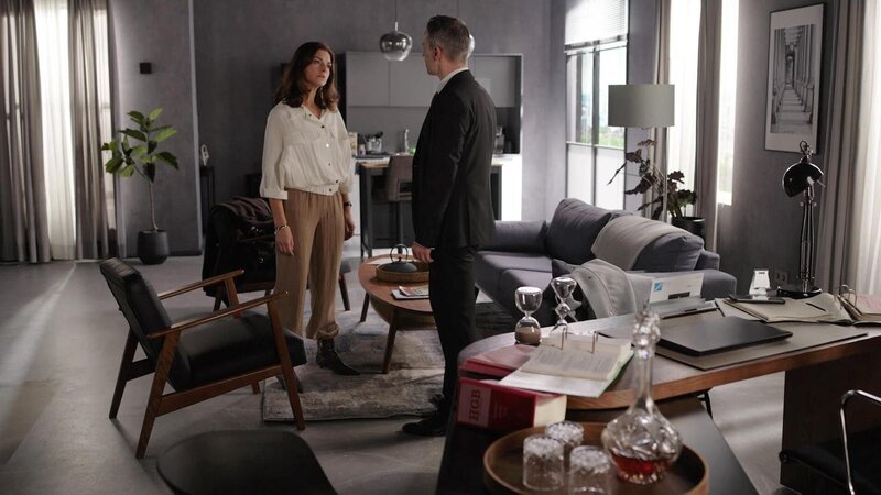 Kilian (Marc Dumitru) gesteht Gabriella (Bianca Hein) unter Druck die Wahrheit. – Bild: RTL /​ Ein vergiftetes Angebot