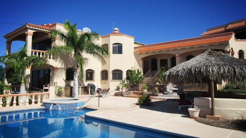 Steve und Cindy McLean sind Eltern von zehn Kindern in Longmont, Colorado. Als Steve die Möglichkeit bekommt, sein Geschäft in San Carlos, Mexiko, auszubauen, fackelt er nicht lange. Doch Cindy ist besorgt, die Großfamilie zu entwurzeln. Ein schönes Zuhause ist das A und O – eine große Küche und ein Pool für die Kinder ein Muss. Steve behält das Budget im Blick. – Bild: HGTV