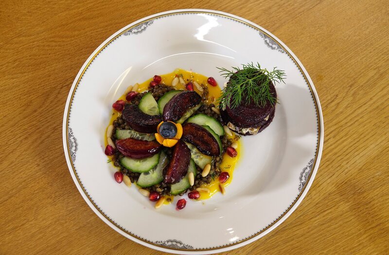 Christines Hauptgericht: Rote Bete-Türmchen mit Pilz-Ziegen-Schafskäse-Füllung, dazu Linsensalat mit Gemüse, Obst sowie Zutaten und Gewürze aus aller Welt. – Bild: HR