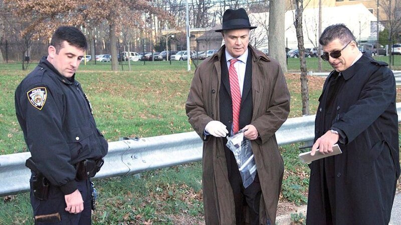 Detectives search the freeway for clues. – Bild: Discovery Communications