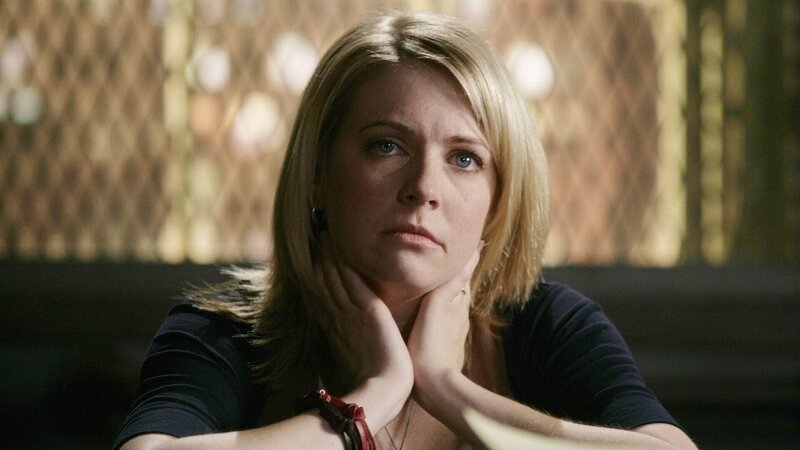 Die junge Lehrerin Sarah Tent (Melissa Joan Hart) sagt aus, dass sie von dem fünfzehnjährigen Schüler vergewaltigt wurde. Er behauptet das Gegenteil, wodurch Aussage gegen Aussage steht. – Bild: RTL /​ Universal