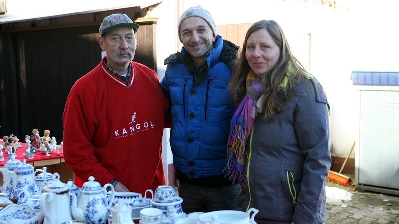 Roland (li.), Trödelprofi Mauro Corradino und Rolands Tochter Claudia – Bild: RTLZWEI