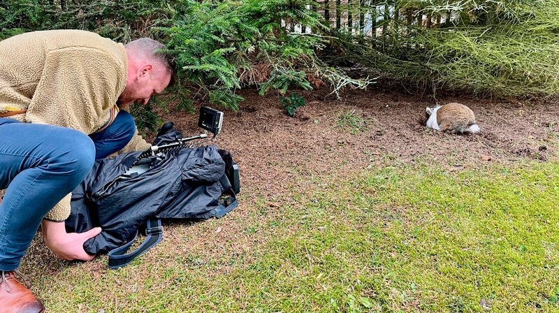 Unser Kameramann Markus Hering musste sich als Tierfilmer beweisen beim Dreh des zahmen und dennoch flinken Kaninchens namens Moppel. – Bild: MDR/​Jana Herold