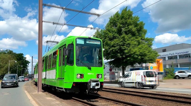 Gentijana Grabanica lernt auf der Hildesheimer Stadtbahn fahren. – Bild: NDR/​Kamera Zwei