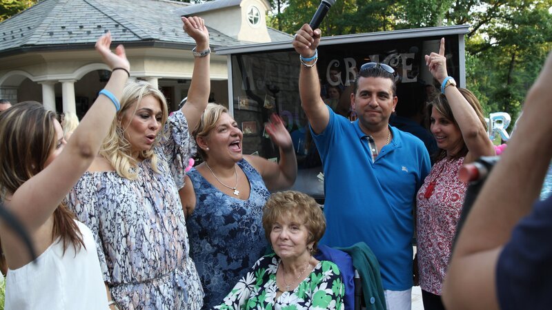 Episode 24 – A big cheer at Grac’s 50th birthday party. – Bild: High Noon Entertainment