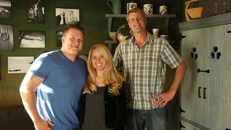 The clients and Pete together in the green room inside the treehouse. – Bild: Animal Planet /​ Discovery Communications