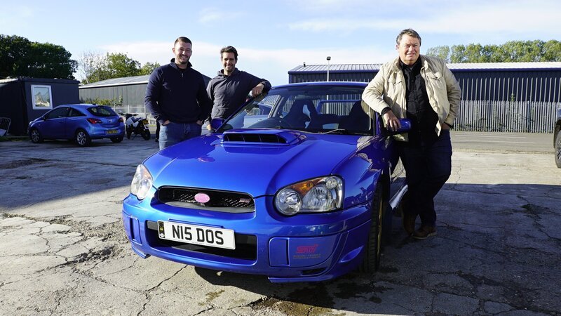 Mike, Elvis and contributor posing with dream car. – Bild: Discovery, Inc.