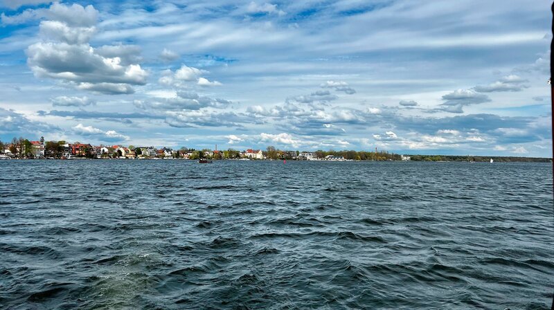 Der Große Müggelsee ganz im Südosten der Stadt ist Berlins größter See. Schon seit weit über 100 Jahren Ziel für Ausflügler und Wassersportler wird er immer mehr zum Sehnsuchtsort der Berliner, die das ruhige Leben an seinen Ufern lieben. Dort zu Hause sind die einzige Berufsfischerin Berlins, eine Künstlergruppe im ehemaligen Stasihotel und fliegende E-Foil-Surfer. – Uferbebauung am Müggelsee. – Bild: rbb/​Silke Cölln