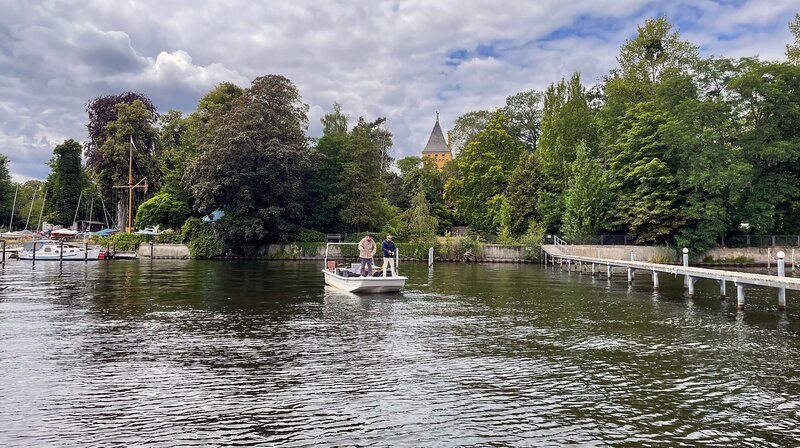 Badewanne der Berliner, Sehnsuchtsort, Ostsee des kleinen Mannes – was ist der Wannsee nicht alles! Kein Wunder, dass die Havelbucht im Südwesten Berlins so viele Menschen anzieht. Angel-Youtuber drehen hier schräge Videos, Hollywood-Stuntleute springen von Hausdächern. Die Autorin Anja Widell porträtiert in ihrer Dokumentation außergewöhnliche Menschen auf und am Wasser. – Angler auf dem Wannsee. – Bild: rbb/​Anja Widell
