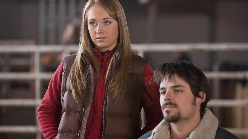 Amy (Amber Marshall) versucht den Afghanistan-Veteranen Bryce (Jesse Hutch) davon zu überzeugen, sein Pferd nicht zu verkaufen. – Bild: MG RTL D