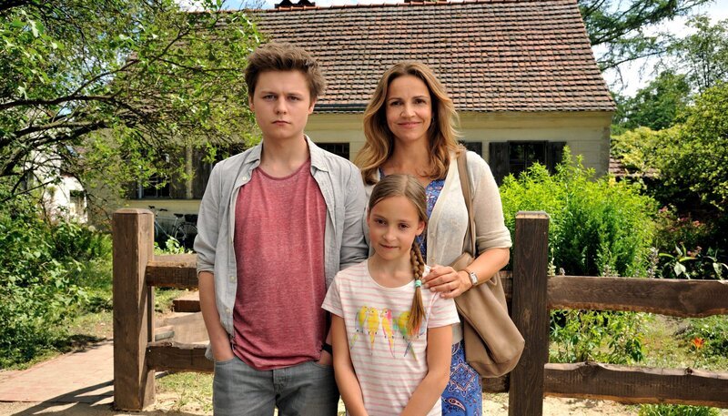 Die neue Versorgungsassistentin Vera Mundt (Rebecca Immanuel) und ihre Kinder Paul (Tom Böttcher) und Mia  (Mascha Schrader) haben sich in der Eifel gut eingelebt. – Bild: ARD Degeto/​Hardy Spitz
