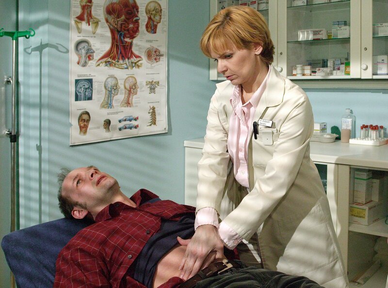 MDR Fernsehen IN ALLER FREUNDSCHAFT FOLGE 268, „Durch den Wind“, am Freitag um 11:40 Uhr. Bei der Untersuchung von Norbert Keil (Martin Ontrop) stellt Dr. Kathrin Globisch (Andrea Kathrin Loewig) fest, dass er unter starken Schmerzen im Unterbauch leidet. – Bild: MDR/​Krajewski
