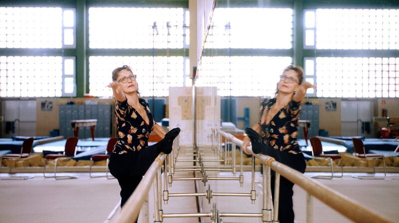 Die ehemalige Geräteturnerin Kerstin Kurrat (geb. Gerschau) eröffnete nach der Wende ein Fitnessstudio. – Bild: MDR/​Leonine Studios