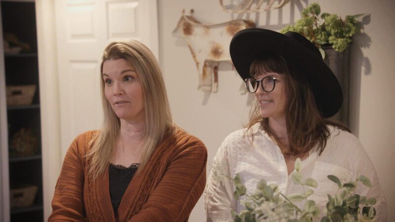 Eine dreiköpfige Familie ist mit der Geburt ihres Sohns aus ihrem kleinen Haus nahe der Autobahn herausgewachsen, aber große Probleme im Außenbereich und eine dunkle Innenausstattung machen es kompliziert, das Haus zu verkaufen. Leslie und Lyndsay verschönern und restaurieren das Haus, aber die richtige Preisgestaltung zu finden wird schwierig, da es in der Nachbarschaft keine vergleichbaren Objekte gibt und sich die Zwillinge in der Gegend bislang wenig auskennen. – Bild: HGTV