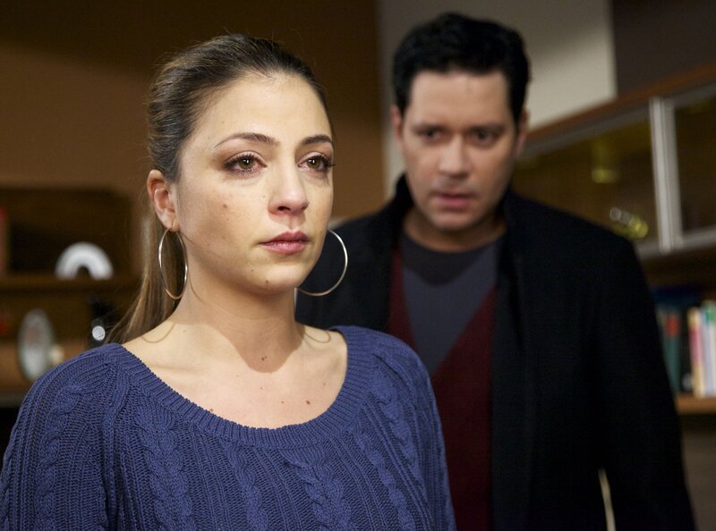 Schwester Arzu (Arzu Bazman) gesteht Dr. Philipp Brentano (Thomas Koch) ihren Seitensprung mit Dr. Niklas Ahrend. Dieser ist völlig außer sich. Auch, weil ihm klar wird, dass Arzus ungeborenes Baby vielleicht nicht von ihm sein könnte. – Bild: MDR/​Wernicke