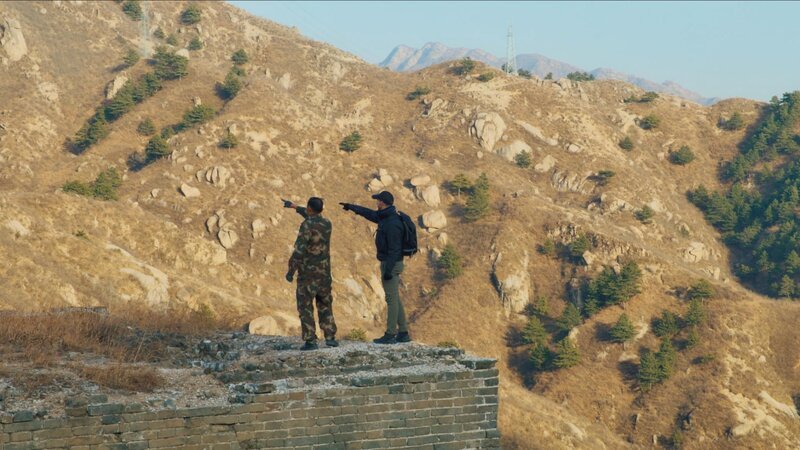 Ash Dykes (r.) mit Herrn Li Yong (Mauerschützer) in der Stadt Baoding. – Bild: RTL /​ CICC & CMG 2023
