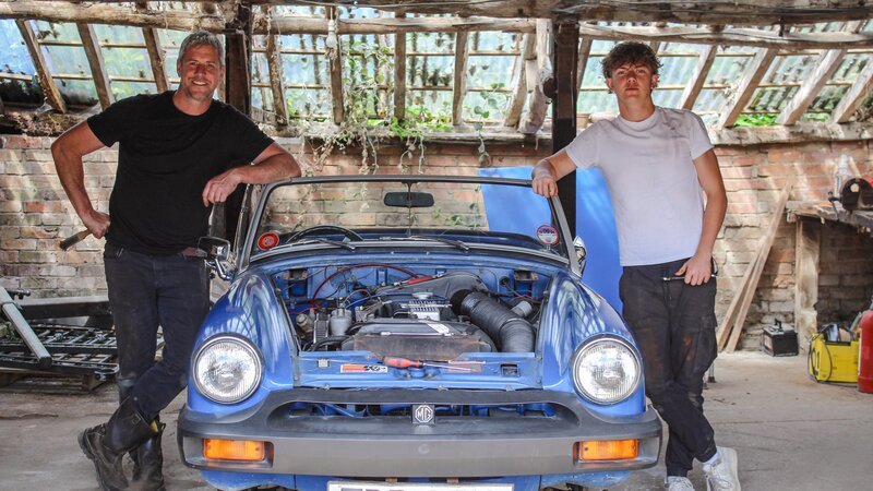 Ant & Archie standing on either side of the MG at the farm – Bild: Warner Bros. Discovery