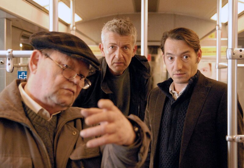 Ein Toter in der U-Bahn ruft die Kommissare Ritter und Stark auf den Plan. Es handelt sich um den Bauunternehmer Horst Baumann, der bereits in der Vergangenheit durch eine spektakuläre Firmenpleite ins Licht der Öffentlichkeit gerückt war. Nach einem längeren Auslandsaufenthalt ist dieser wieder nach Berlin zurückgekehrt, um mit Hilfe seiner attraktiven Frau Alissa und dem undurchsichtigen Kompagnon Alsfeld Immobilien zu sanieren. Die Ermittlungen bringen die Kommissare schnell auf die Spur des seinerzeit durch die Pleite ruinierten Handwerkers Rothe. Hatte dieser sich an Baumann rächen wollen? Kriminalhauptkommissar Till Ritter (Dominic Raacke, Mi.), Kriminalhauptkommissar Felix Stark (Boris Aljinovic, re.) und Kommissar Weber (Ernst-Georg Schwill, li.) ermitteln in der U-Bahn. – Bild: NDR/​rbb/​Julia Terjung