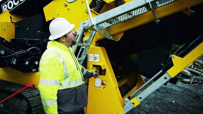 Ein Arbeiter bedient einen Bagger. – Bild: Warner Bros. Discovery