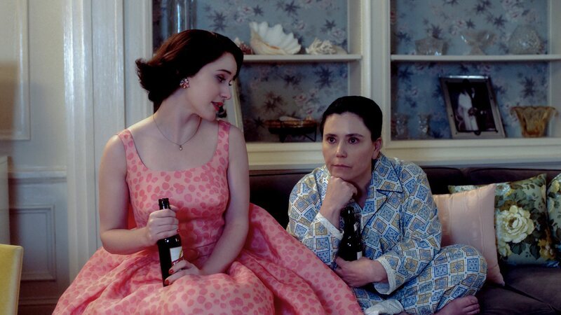 Miriam ‚Midge‘ Maisel (Rachel Brosnahan, l.) und Susie Myerson (Alex Borstein, r.) – Bild: Prime Video