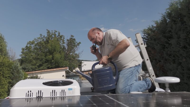 Niklas with watering can and radio. – Bild: Warner Bros. Discovery, Inc. or its subsidiaries and affiliates.