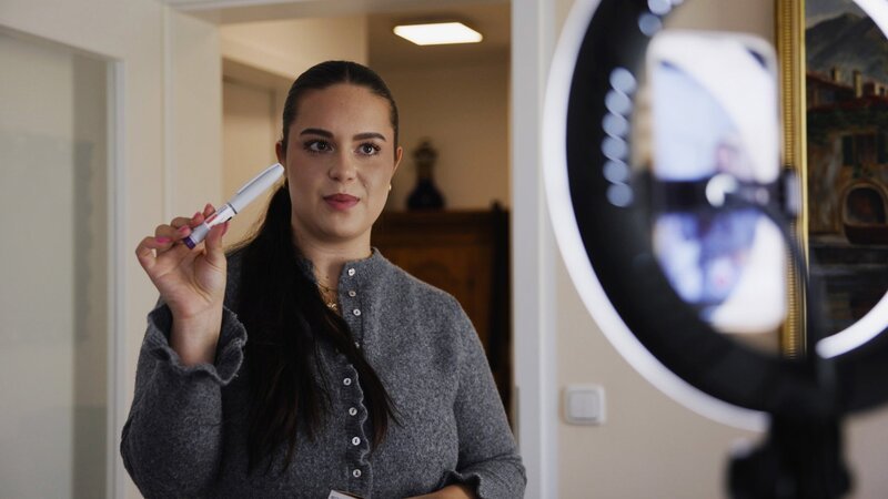 NZZ Format Hetze gegen Abnehmspritzen – Warum ein Medikament zum Spiegel gesellschaftlicher Vorurteile wird Chiara, Protagonistin im Film – Bild: SRF/​NZZ Format