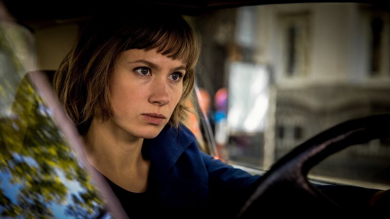 Doro Decker (Alina Levshin) sucht in Dunkelstadt nach der Vermissten. – Bild: ZDF und Sofie Silbermann