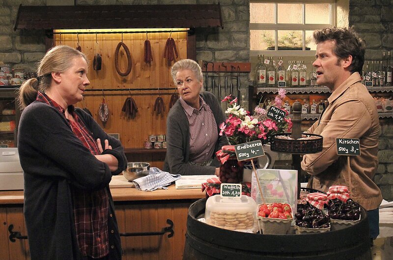 Bei Evelyn (Catharina Kottmeier, li.) und Markus Riedle (Sebastian Mirow, re.) hängt der Haussegen schief. Das energische Nordlicht Evelyn sucht Hilfe bei Johanna (Ursula Cantieni). – Bild: SWR/​Johannes Krieg