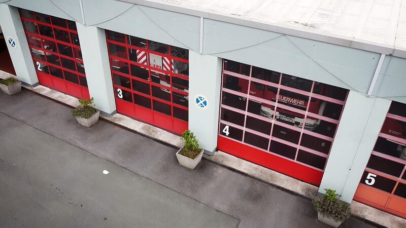 Geparkte Feuerwehrfahrzeuge – Bild: Warner Bros. Discovery