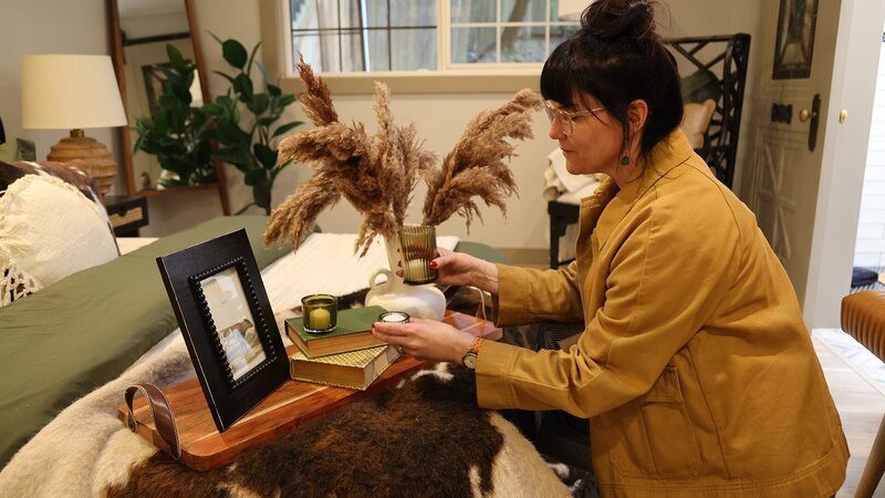 Lindsay works on decorating the second bedroom of the Krost Family Home. – Bild: Warner Bros. Discovery