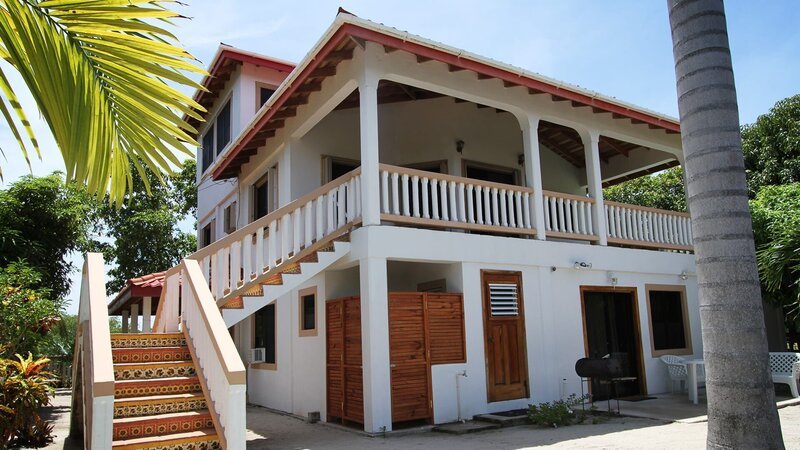 Seit 20 Jahren träumt Jessea von einem neuen Abenteuer. Endlich hat sie genug gespart. Sie verlässt Santa Barbara und sucht ein neues Zuhause auf der Halbinsel Placencia im Süden von Belize. Ihr Sohn und sein Freund begleiten sie auf der Suche nach einem Traumhaus am Strand mit einem Bootssteg und viel Platz für ihre Kunst. – Bild: HGTV