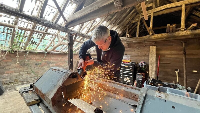 Ant Anstead welding the land rover at the famr – Bild: Warner Bros. Discovery, Inc. or its subsidiaries and affiliates